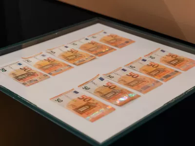 Na razstavi v NLB MUZA se je mogoče preizkusiti tudi v prepoznavanju pravega bankovca med pri nas zaseženimi ponaredki.&nbsp;/ Foto: Kolja Kragelj