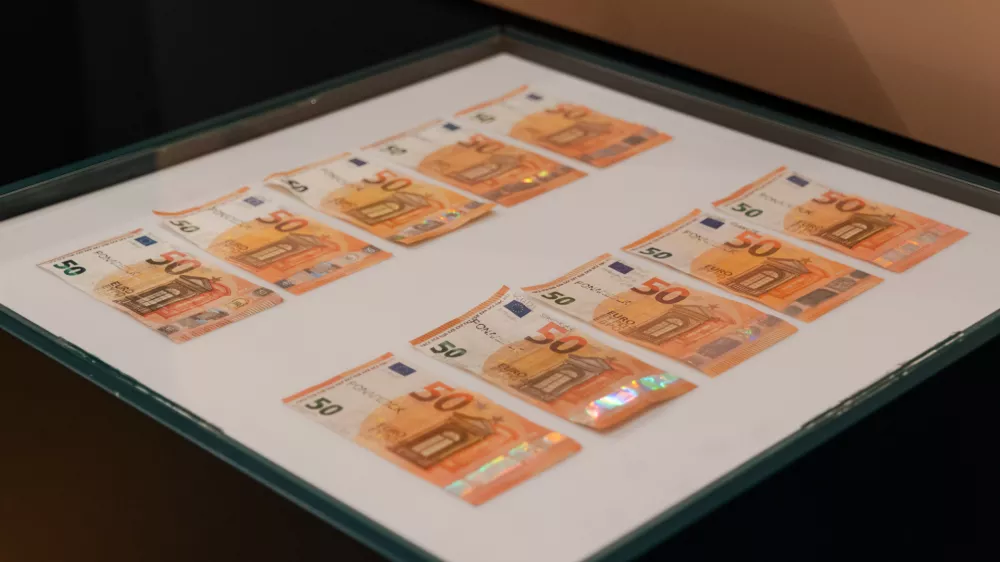 Na razstavi v NLB MUZA se je mogoče preizkusiti tudi v prepoznavanju pravega bankovca med pri nas zaseženimi ponaredki.&nbsp;/ Foto: Kolja Kragelj