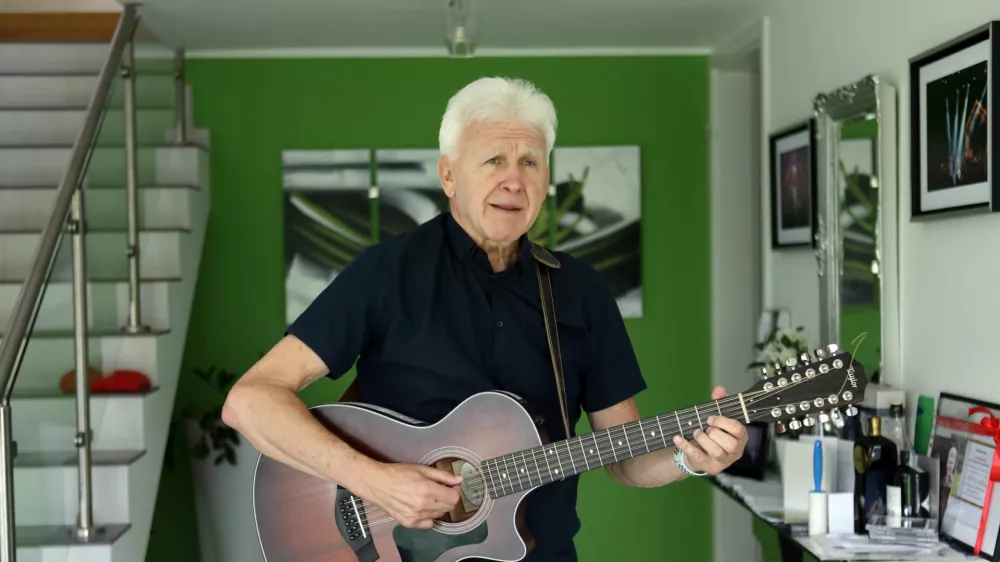 - 01.06.2022 - Andrej &Scaron;ifrer, legendarni slovenski kantavtor in skladatelj je 1. maja dopolnil 70 let starosti //FOTO: Tomaž Skale / Foto: Tomaž Skale