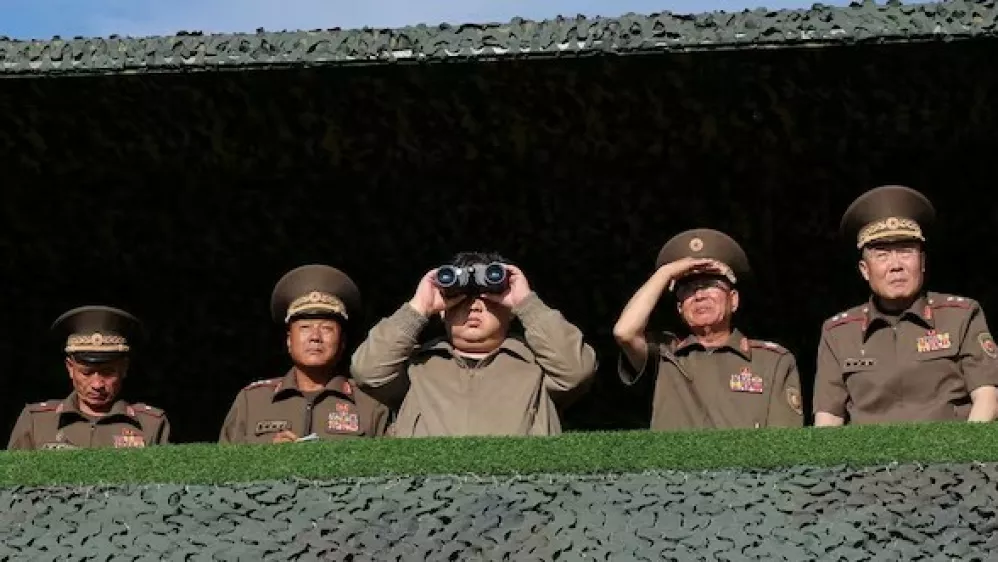 Kim Jong Bok je skrivnostni general, na fotografiji desno od Kima Džong Una (v sredini, z daljnogledom). Foto: Reuters/KCNA