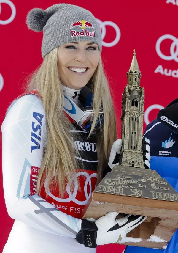 Lindsey Vonn po eni od kar 12 zmag v Cortini d'Ampezzo, kjer bodo leta 2026 smučarska tekmovanja na olimpijskih igrah. / Foto: AP