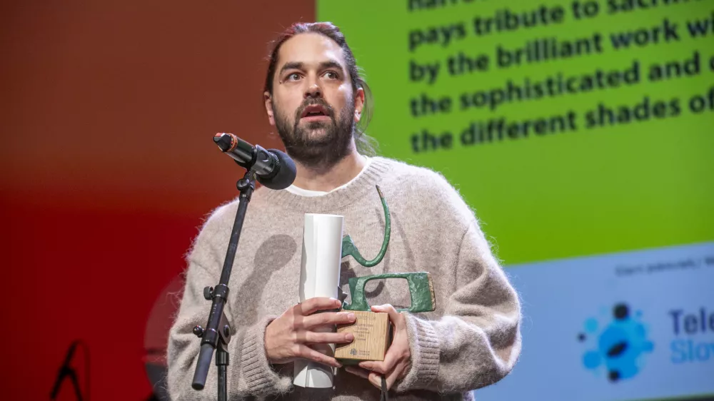 Dobitnik vodomca je B&aacute;lint Szimler, režiser filma Črna pika23.11.2024 - LIFFe, 35. Ljubljanski mednarodni filmski festivalFOTO: LUKA CJUHA