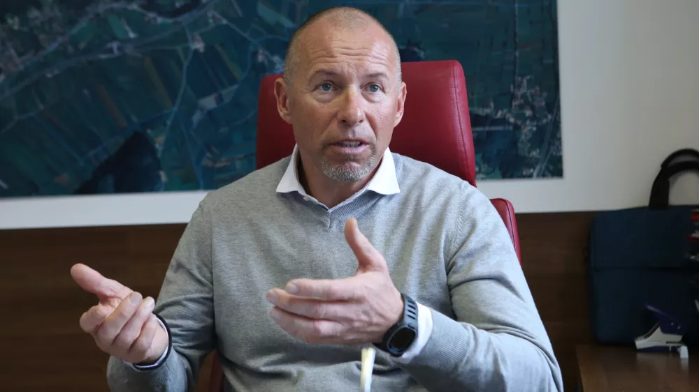 - 22.02.2018 - Miran Stanovnik, župan občine Log &ndash; Dragomer, motorist - 18-kratni udeleženec dirke Reli Pariz - Dakar.//FOTO: Tomaž Skale