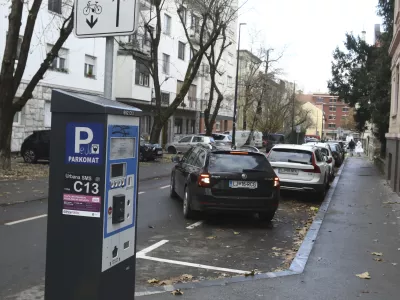 Mestna občina Ljubljana želi, da bi bilo tudi ob nedeljah parkiranje v sredi&scaron;ču mesta na območjih s parkomati plačljivo med 7. in 19. uro. Foto:&nbsp;Luka Cjuha