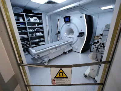 Sprejeti zakon odpravlja finančno diskriminiranje prebivalk in prebivalcev, ki so preboleli raka ali jim je bila potrjena okužba s hepatitisom C ali virusom HIV. Pri sklepanju zavarovalnih pogodb, življenjskih ali posojilnih zavarovanj in kreditnih pogodb za nepremičnino imajo zdaj enake pravice kot drugi. Foto: Tomaž Skale&nbsp;