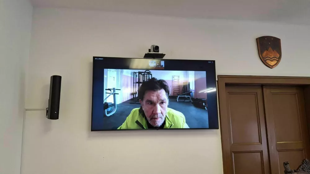 Ludvik Knez je bil na dana&scaron;njem izreku sodbe vidno nezadovoljen in je med sodničino obrazložitvijo sodbe večkrat zagodrnjal. Foto:&nbsp;Peter Lov&scaron;in