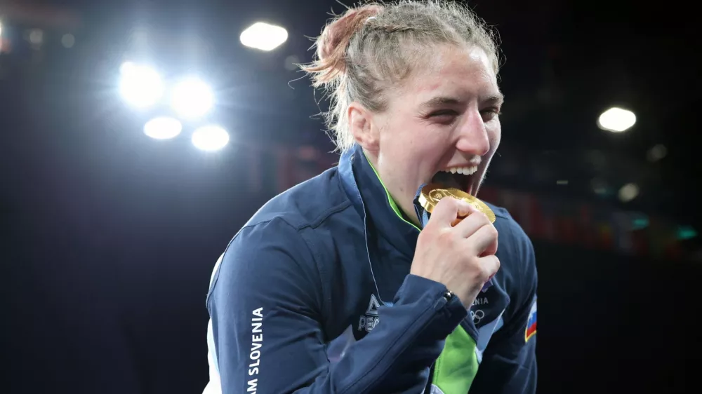 Andreja Le&scaron;ki je letos v Parizu postala tretja slovenska zlata olimpijka v judu. Uspehi v trofejni &scaron;portni panogi pa ne prina&scaron;ajo miru, temveč prepire, v katere se je z vnovično angažiranostjo vme&scaron;al dolgoletni predsednik slovenskega juda in osem let prvi mož slovenskega &scaron;porta Bogdan Gabrovec. Foto: Reuters