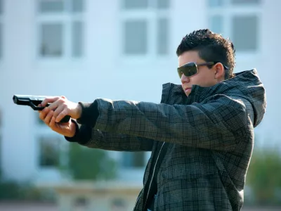 Vse več najstnikov je ujetih v kremplje kriminalnih združb, za katere opravljajo tudi najhuj&scaron;a kazniva dejanja. Foto: Reuters