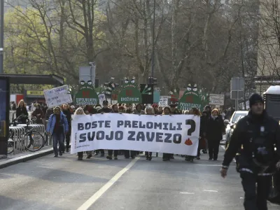 - 07.04.2023 - Protestni shod iniciative Glas ljudstva na Svetovni dan zdravja - Pohod za javno zdravstvo z Javno tribuno &ndash;zahtevali interventni zakon, v katerem predlagajo re&scaron;itve za krepitev javnega zdravstva - paket dveh zakonskih sprememb, ukinitev dopolnilnega zdravstvenega zavarovanja in predlog za pravičnej&scaron;i davek - protest //FOTO: Luka Cjuha