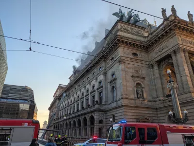 26 November 2024, Czech Republic, Prague: Firefighters intervene as fire erupts at the historic National Theatre building in Prague. Photo: Du?ek Tom&aacute;?/CTK/dpa