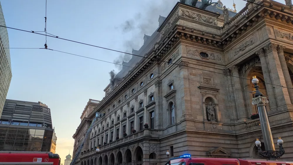 26 November 2024, Czech Republic, Prague: Firefighters intervene as fire erupts at the historic National Theatre building in Prague. Photo: Du?ek Tom&aacute;?/CTK/dpa