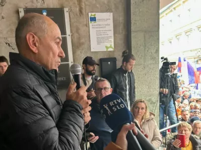 Janez Jan&scaron;a je po koncu dana&scaron;nje obravnave nagovoril udeležence shoda. Foto: Damjana Ži&scaron;t / Foto: Foto: Damjana Ži&scaron;t