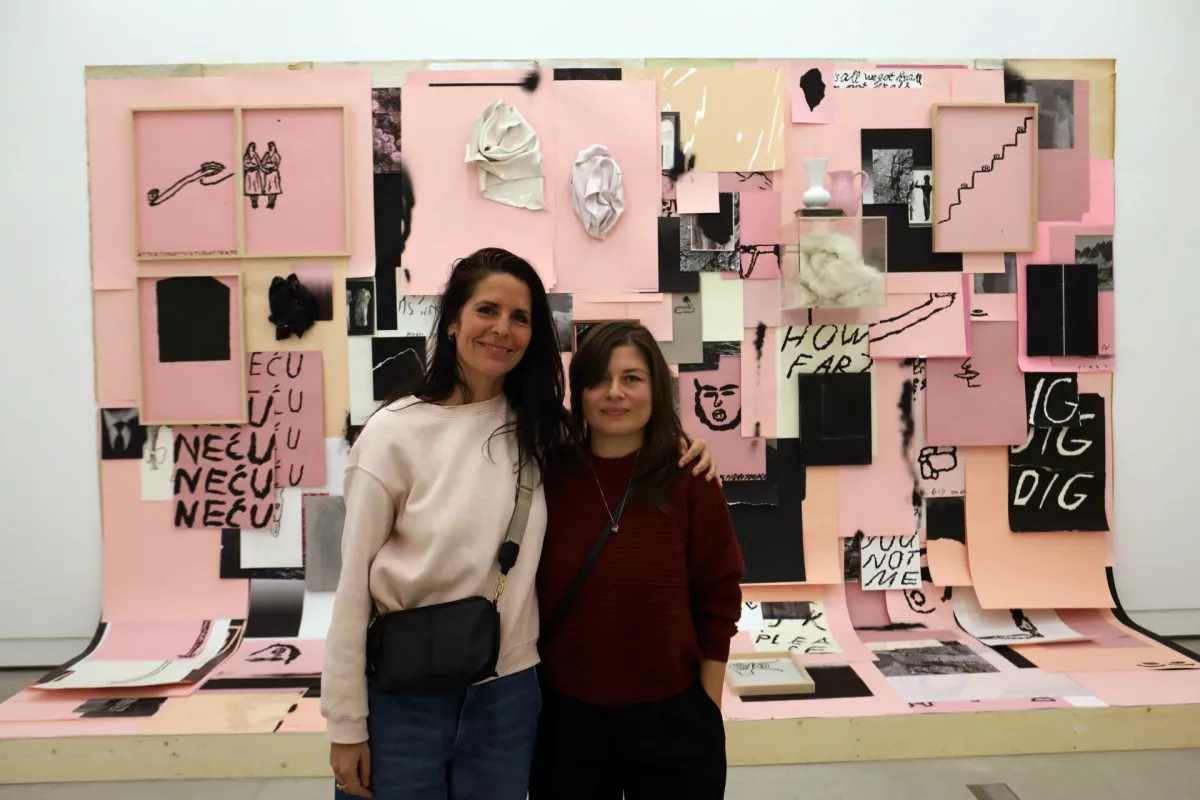 Maja Babič Ko&scaron;ir in Nevena Aleksovski pred njuno instalacijo z naslovom Letters from the South.&nbsp;&nbsp;Foto: Tomaž Skale