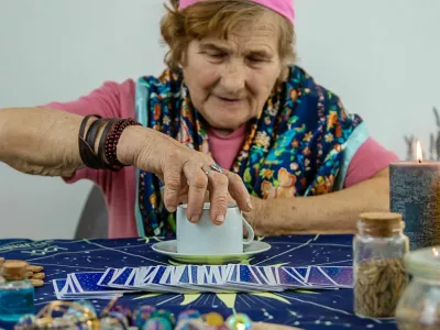 Gledali smo v karte, kavno usedlino, kristalno kroglo in &scaron;e kam. / Foto: iStock