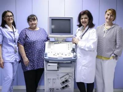 Medicinska sestra Martina Petric, pomočnica Biljana Đurković, zdravnica Nena Kopčavar Guček in socialna delavka Alenka Ugrin Vatovec (z leve) so nepogre&scaron;ljiv del ekipe v ljubljanski ambulanti pro bono./ Foto: Jaka Gasar