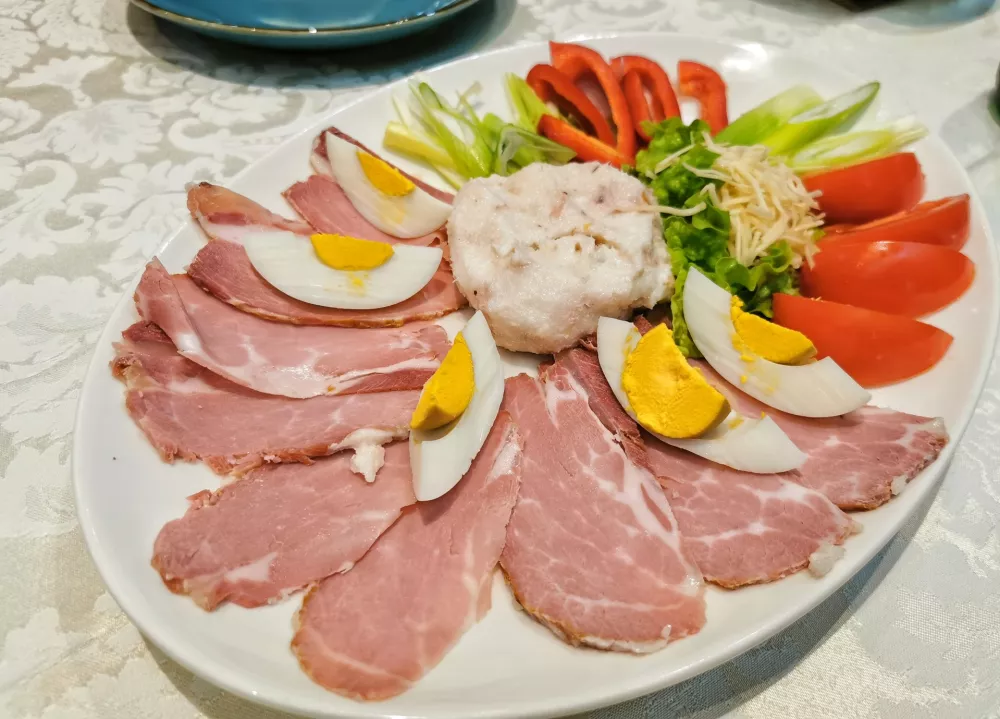 &Scaron;unka z jajcem, zaseko in zelenjavo / Foto: Miha First