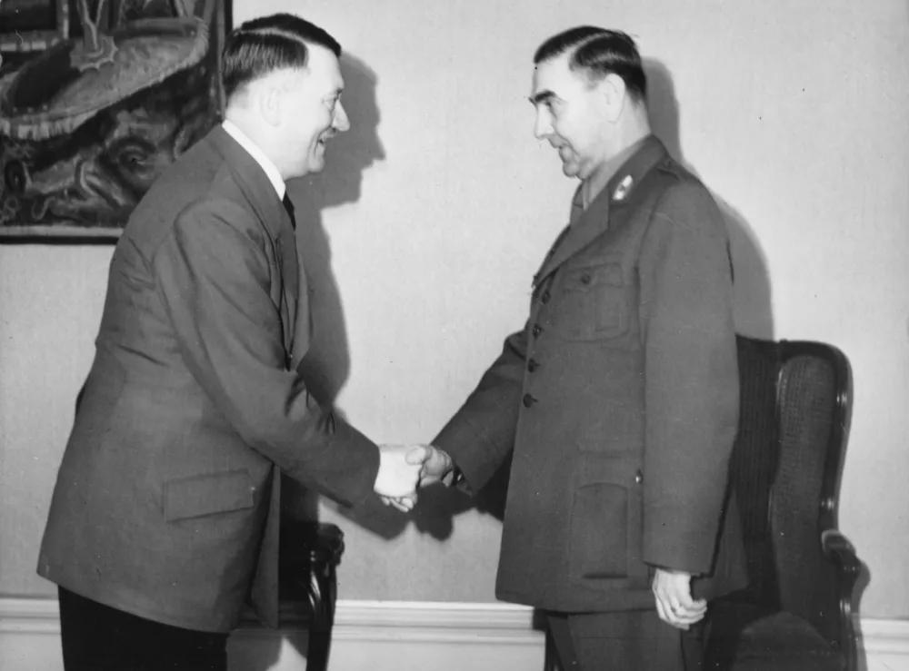 (Eingeschr&auml;nkte Rechte f&uuml;r bestimmte redaktionelle Kunden in Deutschland. Limited rights for specific editorial clients in Germany.) Foreign Affairs 1943: Adolf Hitler at Palace Klessheim near by Salzburg, in conversation with Croatian Head of State Ante Pavelic (Poglavnik) (r.) - 27.04.1943 - Photographer: Presse-Illustrationen Heinrich Hoffmann - Published by: 'Berliner Illustrirte Zeitung' 20/1943 Vintage property of ullstein bild (Photo by Heinrich Hoffmann/ullstein bild via Getty Images) / Foto: Ullstein Bild Dtl.