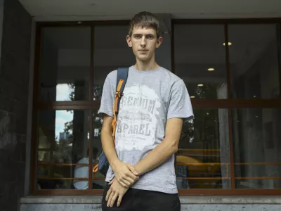 Peter Andol&scaron;ek iz Ribnice je od oktobra lani &scaron;tudent ljubljanske fakultete za matematiko in fiziko, na mednarodni astronomski olimpijadi pa je prej&scaron;nje leto ponovno pometel s konkurenco.