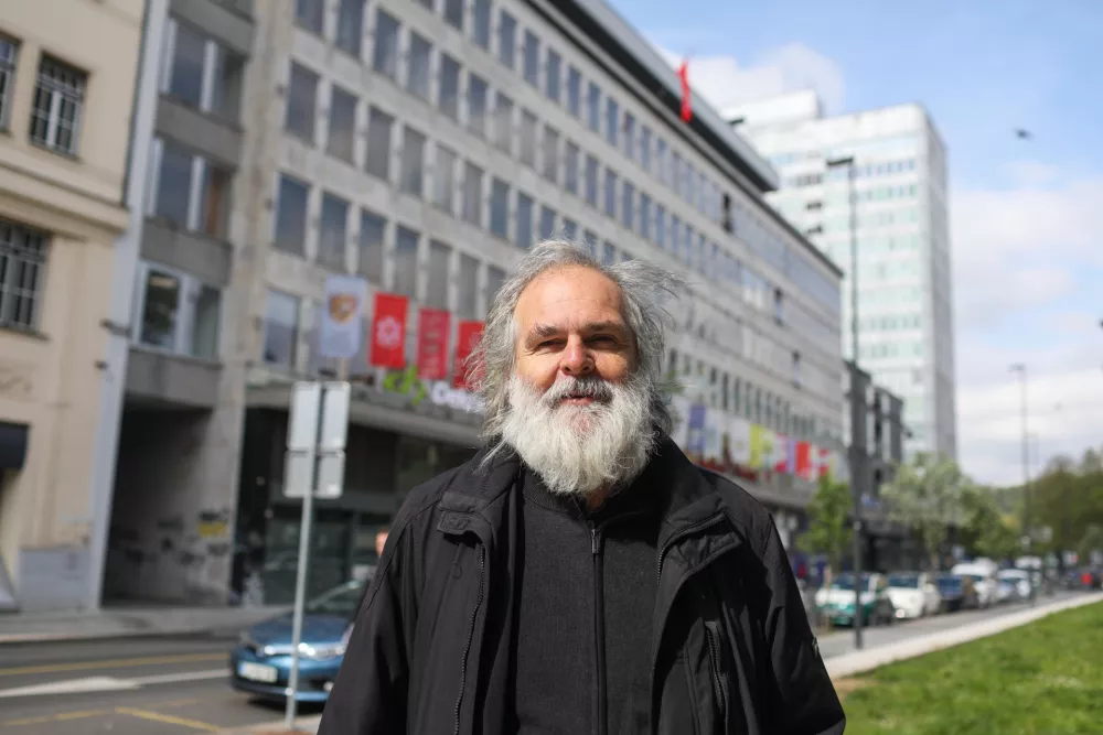 Rajko Mur&scaron;ič, etnolog: &raquo;Eno najstarej&scaron;ih kulturnih dru&scaron;tev pri nas si zasluži tudi posebno obravnavo. Revitalizacija dru&scaron;tva z odkupom dolgov bi bila moralna dolžnost mesta in države, ki sta dru&scaron;tvo pripeljala do mrtve točke.&laquo;