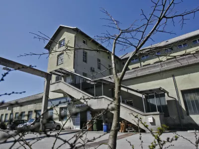 Na spletnih straneh zagreb&scaron;ke borze je hrva&scaron;ka družba Primo Real Estate razkrila, da bo za nakup kamni&scaron;kega nepremičninskega podjetja od&scaron;tela 24,5 milijona evrov. Na fotografiji nekdanja tovarna propadlega podjetja Stol v Kamniku. Foto: Tomaž Skale&nbsp;