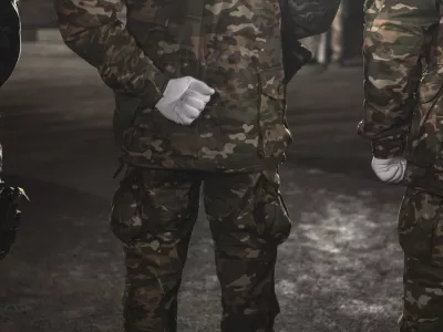 - simbolična fotografija - Slovenska vojska - 16.12.2015 - Spominski park Manevrske strukture narodne za&scaron;čite Kočevska Reka -  25. obletnica prvega postroja Slovenske vojske v Kočevski Reki - skupna proslava obeh veteranskih organizacij pod pokroviteljstvom predsednika republike Boruta Pahorja z naslovom Dan, ko je prvič zadi&scaron;alo po slovenski vojski.  ///FOTO: Luka Cjuha.