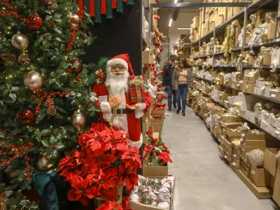 - novoletna jelka - - 18.11.2022 &ndash; Trgovina Promak, ponudba božično novoletnih dekoracij, Hladilni&scaron;ka pot 42 v Ljubljani - Zalog&nbsp;//FOTO: Luka Cjuha