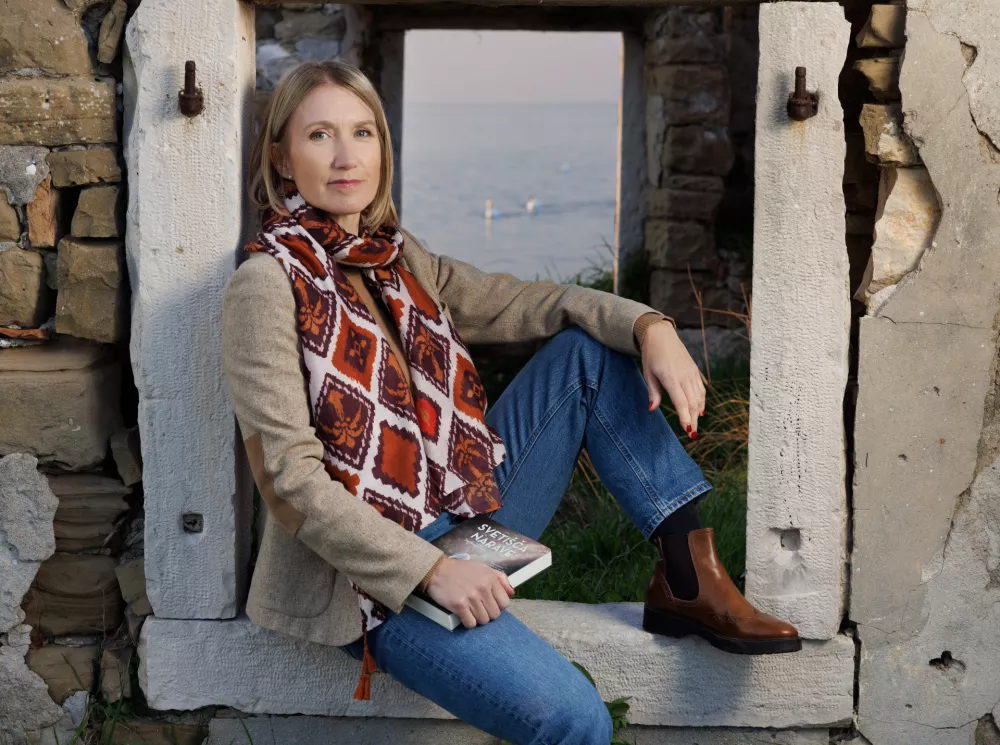 Irena Cerar, pisateljica, urednica in pripovedovalka ljudskih pravljic: Knjige so protiutež vsej povr&scaron;nosti in hipnosti. Ker ostanejo dlje, jih tudi bolje premislimo. Foto: Luka Dakskobler