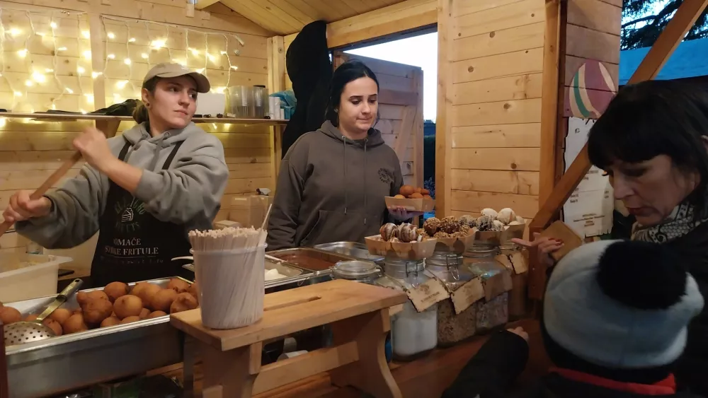 Že deseto leto so del lokalne ponudbe na prazničnih stojnicah tudi istrske mi&scaron;ke, ki bodo sodeč po vrsti hit tudi letos. F Vesna Levičnik