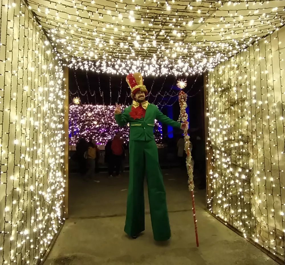 Uličnii umetniki Cizamo so z baklami pospremili obiskovalce prazničnega sejma do Magazina Grando kjer je vrata odprl največje pokrito drsali&scaron;če na Obali. F Vesna Levičnik