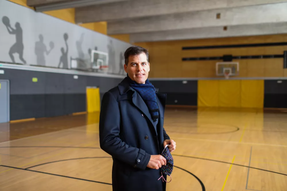 - 07.04.2021 - prof. dr. Gregor Jurak, redni profesor in nosilec več predmetov na Fakulteti za &scaron;port Univerze v Ljubljani, vodja raziskovalne skupine SLOfit, ki se raziskovalno ukvarja z gibalno dejavnostjo otrok, njihovim telesnim in gibalnim razvojem, didaktiko &scaron;portne vzgoje in nekaterimi vidiki &scaron;portnega menedžmenta //FOTO: Bojan Velikonja