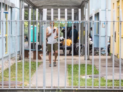 - migranti -- prezasedenosti azilnega doma - sprejme lahko največ 350 ljudi, trenutno jih je tam že 1200 - 15.09.2023 &ndash; Azilni dom Ljubljana - Urad Vlade republike Slovenije za oskrbo in integracijo Migrantov, Cesta v Gorice 15 v Ljubljani -Vič //FOTO: Bojan Velikonja