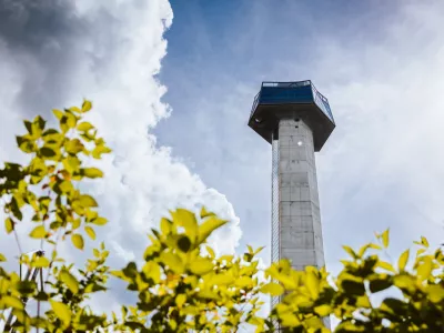 Stolp Kristal, ki se s svojim imenom in videzom poklanja eni od tradicij Roga&scaron;ke Slatine, steklarski obrti, je s 106 metri najvi&scaron;ja stavba v Sloveniji. Foto: arhiv JZ za turizem in kulturo Roga&scaron;ka Slatina