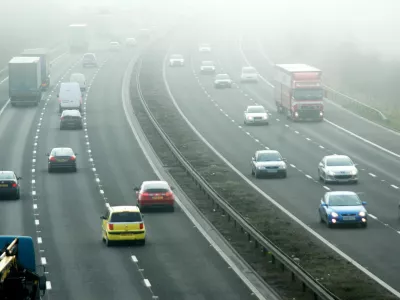 Vožnja ob slab&scaron;i vidljivosti je zahtevna, a naj bi jo vozniki obvladali, saj je del učnega procesa. Ključno je, da prilagodimo hitrost in povečamo varnostno razdaljo, saj pričakujemo dalj&scaron;e zavorne poti in težje zaznavanje tveganj. Foto: Reuters