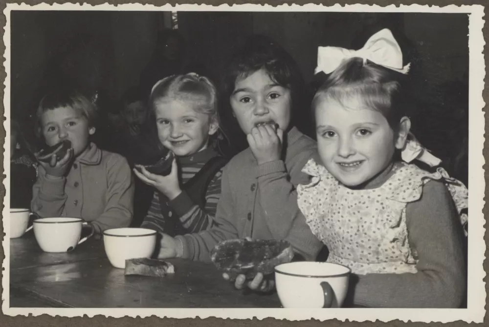 Vrtec &Scaron;entvid, otroci pri obedu leta 1958. SI_ZAL_LJU/0857, Vrtec &Scaron;entvid. 