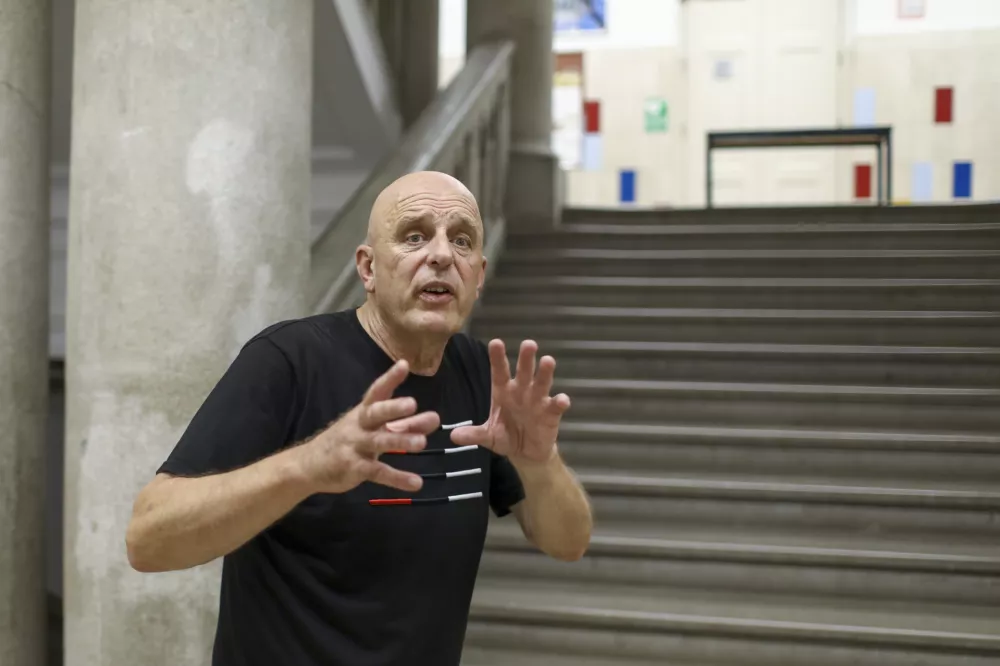 Dragan Živadinov 21.8.2024 gledali&scaron;ki informans Dragana Živadinova Severni red//AČ::EL ob 100. obletnici prve konstruktivistične razstave Avgusta Černigoja; &Scaron;olski center Ljubljana Foto: Luka Cjuha