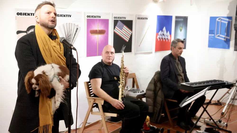 Včeraj so v Galeriji Pre&scaron;ernovih nagrajencev v Kranju odprli razstavo Tomata Ko&scaron;irja Vizualni komentar. F Jaka Gasar