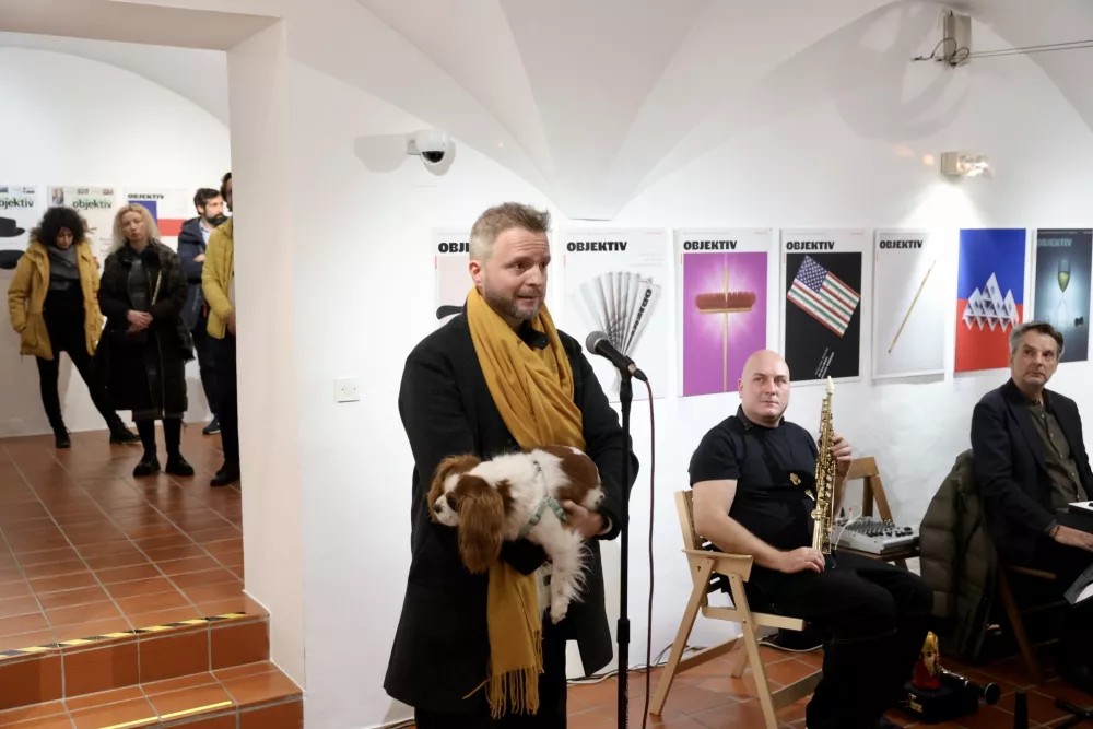 Včeraj so v Galeriji Pre&scaron;ernovih nagrajencev v Kranju odprli razstavo Tomata Ko&scaron;irja Vizualni komentar. F Jaka Gasar