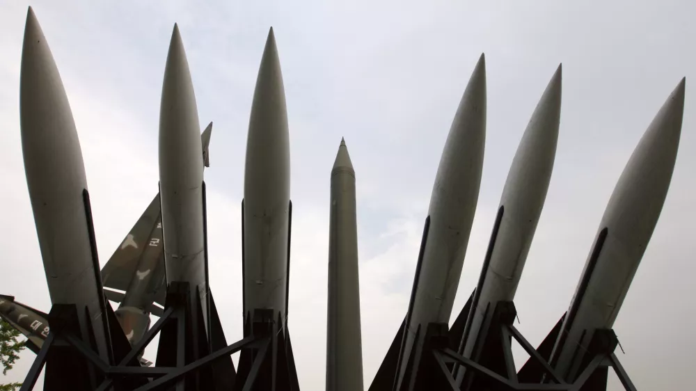 A mock scud missile (C) and South Korean missiles are displayed at the War Memorial of Korea in Seoul July 4, 2009. North Korea fired five ballistic missiles on Saturday, South Korea's defence ministry said, in an act of defiance towards the United States that further stoked regional tensions already high due to its nuclear test in May. REUTERS/Lee Jae-Won (SOUTH KOREA MILITARY POLITICS) - RTR25AZU