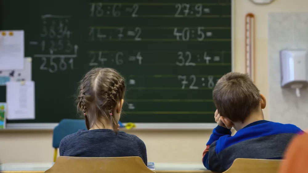 simbolična fotografija - &scaron;olstvo - pouk - &scaron;olska tabla - računaje - matematika - učilnica - - 25.11.2019 &ndash; Osnovna &scaron;ola O&Scaron; Sostro - Podružnična &scaron;ola Prežganje v Ljubljani - Zalog, //FOTO: Luka Cjuha.