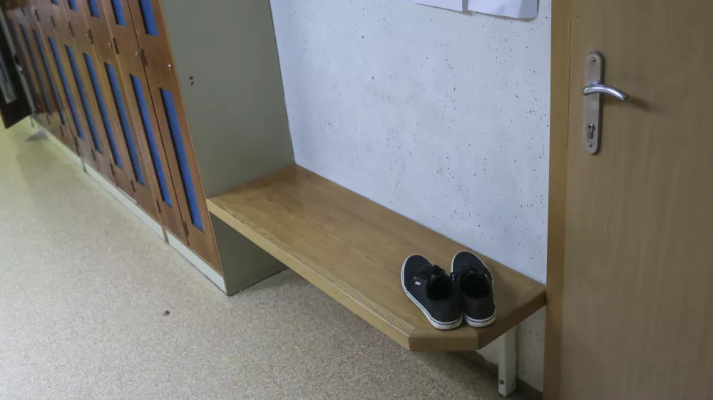 Sporna skica je nastala oktobra lani med eno od &scaron;olskih ur. Izključeni dijak je skico ustvaril, več so&scaron;olcev pa je temu prisostvovalo. Foto: Jaka Gasar&nbsp;