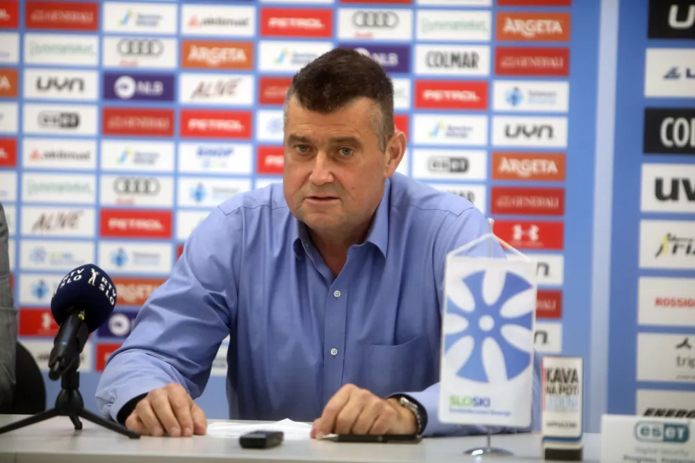 - Jenez Bijol, predsednik panoge za alpsko smučanje pri SZS.- 23.05.2024. - Novinarska konferenca predsednika panoge za alpsko smučanje Janeza Bijola in vodje panoge Matjaža &Scaron;arabona. Predstavila sta sklepe seje odbora panoge in sestave reprezentanc v alpskem smučanju za novo sezono. //FOTO: Bojan Velikonja