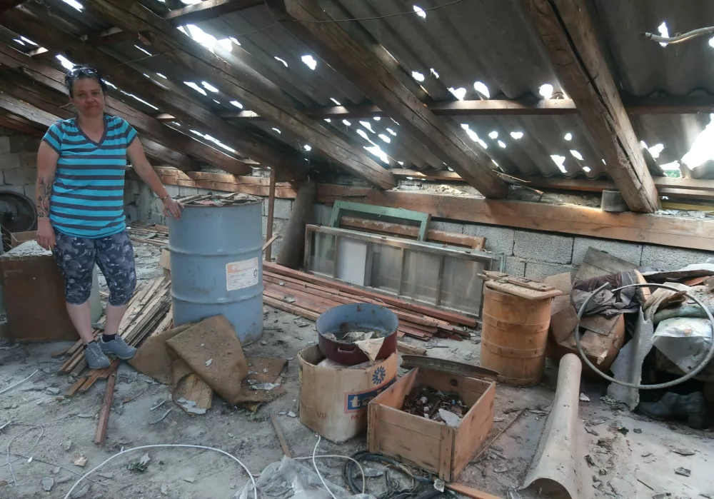 Iskrica, Sabina Zabukovnik, VInarje pri Slovensi Bistrici, od toče in deževja uničena hi&scaron;a mame samohranilke s tremi mladoletnimi otroki. Foto: Tatjana Pihlar / Foto: Tatjana Pihlar