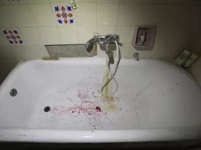 - simbolična fotografija &ndash; nasilje nad ženskami- 24.10.2023 - Hi&scaron;a strahov - ozave&scaron;čanje o nasilju nad ženskami, Rimska ulica 3 v Ljubljani //FOTO: Luka Cjuha