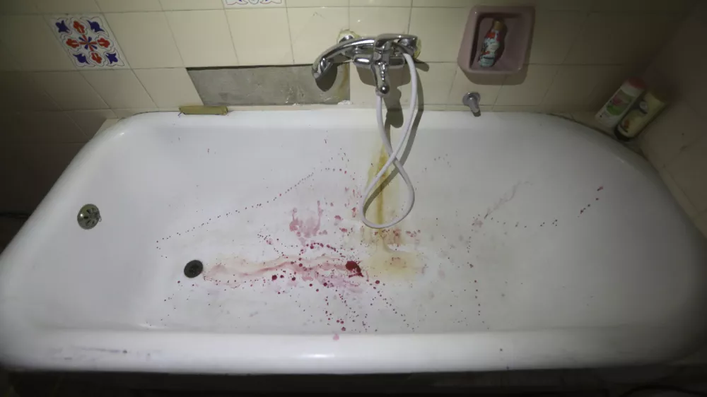 - simbolična fotografija &ndash; nasilje nad ženskami- 24.10.2023 - Hi&scaron;a strahov - ozave&scaron;čanje o nasilju nad ženskami, Rimska ulica 3 v Ljubljani //FOTO: Luka Cjuha