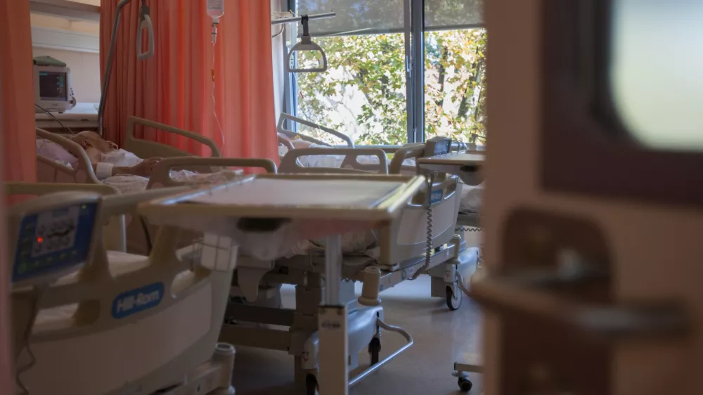 - 23.10.2015 - Nevrolo&scaron;ka klinika - Klinični oddelek za vaskularno nevrologijo in intenzivno nevrolo&scaron;ko terapijo na Zalo&scaron;ki 2 v Ljubljani. - UKC - Klinični center - oskrba - zdravstvo - oddelek - bolni&scaron;ka postelja - soba - pacient - //FOTO: Maja Marko