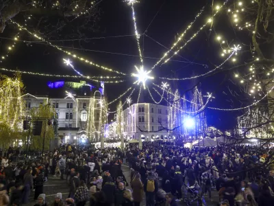 Mestna občina Ljubljana ne razmi&scaron;lja o zamenjavi novoletne okrasitve. Foto: Luka Cjuha