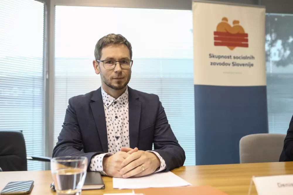 Denis Sahernik, sekretar Skupnosti socialnih zavodov Slovenije: &raquo;Zagovarjamo trenutno ureditev, po kateri se morebitni presežki sredstev vračajo v dejavnost, saj je to nujno za nadaljnji razvoj in modernizacijo dejavnosti.&laquo;

&nbsp;