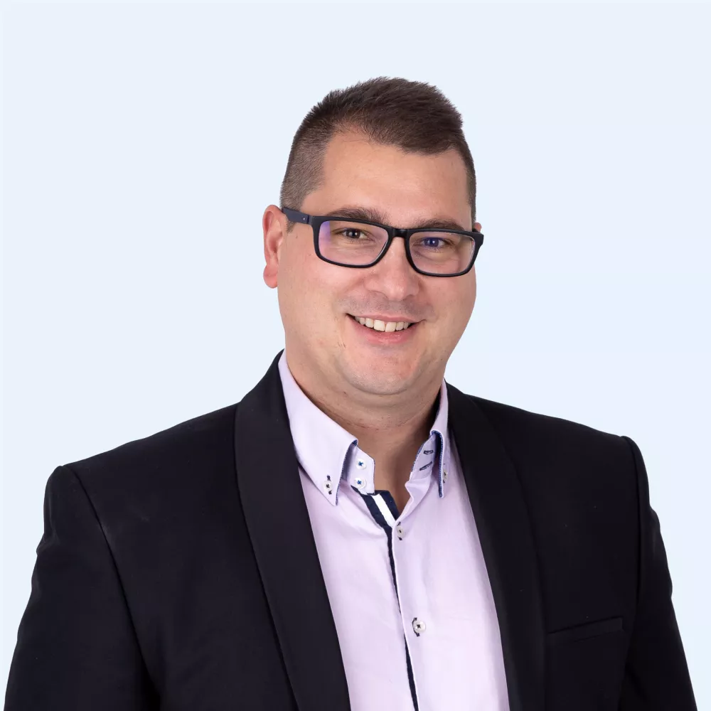 Uro&scaron; Medar, učitelj

V tujini sta delo in trud &scaron;e vedno cenjeni vrednoti, medtem ko pri nas pogosto največ &scaron;teje ležernost oziroma to, da nam je fino.