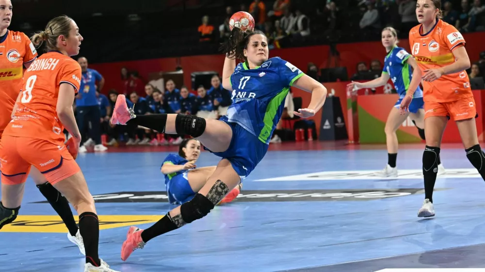 Nata&scaron;a Ljepoja (z žogo): Vsekakor so bile Nizozemke zrele za poraz, a tega na žalost nismo izkoristile. Foto: RZS