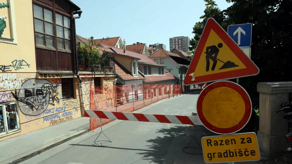 - prometni znak Delo na cesti - prepovedan promet - 27.06.2022 &ndash; Petkov&scaron;kovo nabrežje &ndash; prenova med Resljevo cesto in Rozmanovo ulico //FOTO: Tomaž Skale
